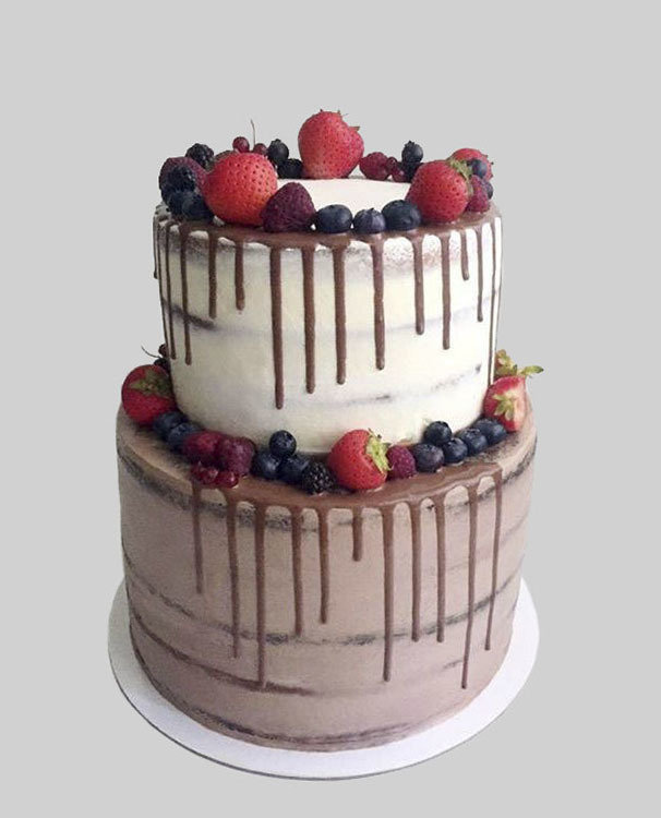 Торт С шоколадными подтеками и ягодами